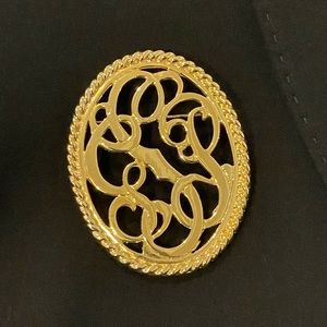 Vintage gold tone, swirl, pin. Beautiful scroll trim.